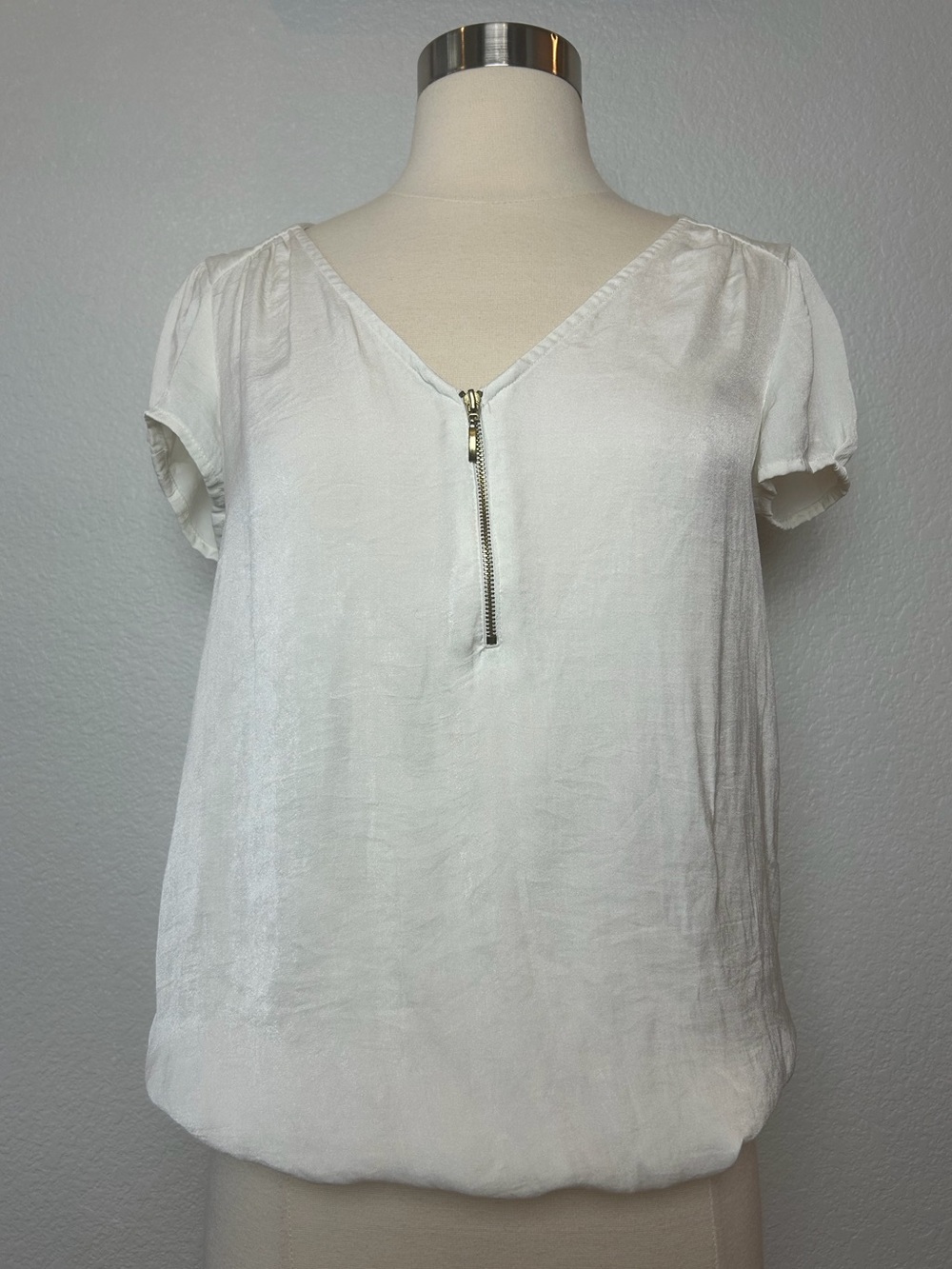 Zara Basic Top Women's XS Ivory Cap Sleeves V Neck 1/4 Zip Relax Fit Blouse